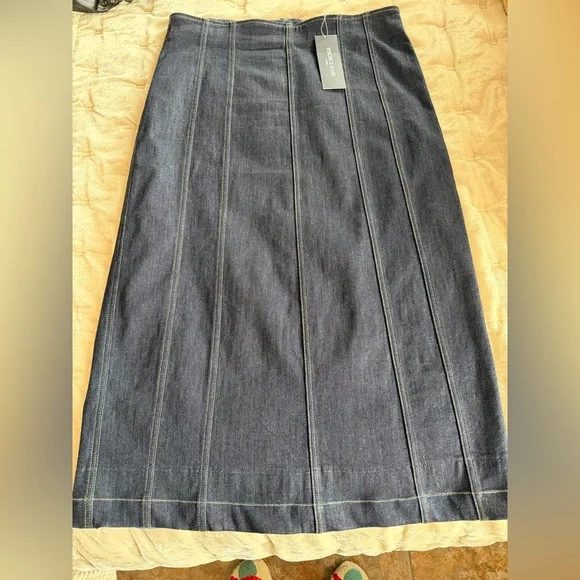 Veronica Beard Fiona denim maxi skirt
NWT
LENGHT 34.25
Waist 36 - Picture 5 of 7